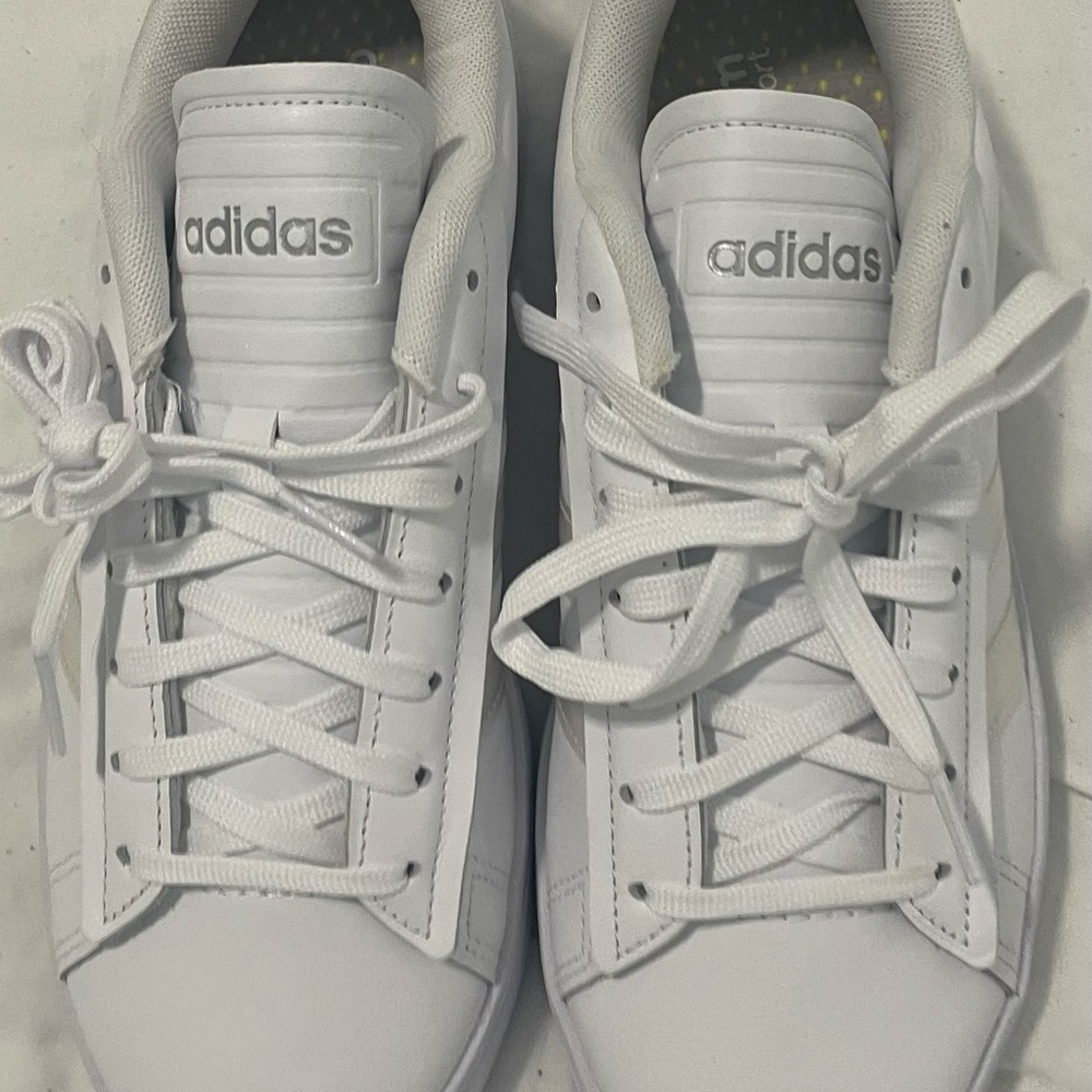 Adidas Womens Size 8 Bramd New Never Worn